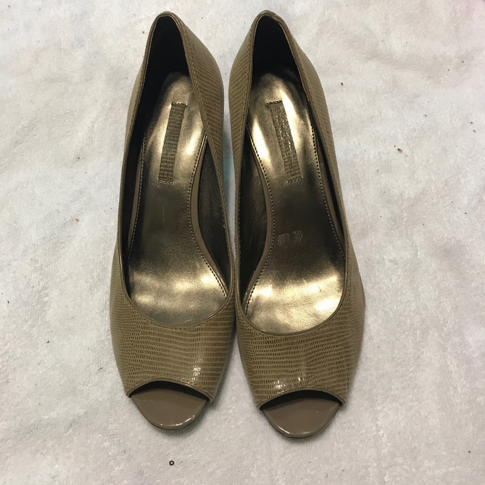 GUC bandolino peep toe heel